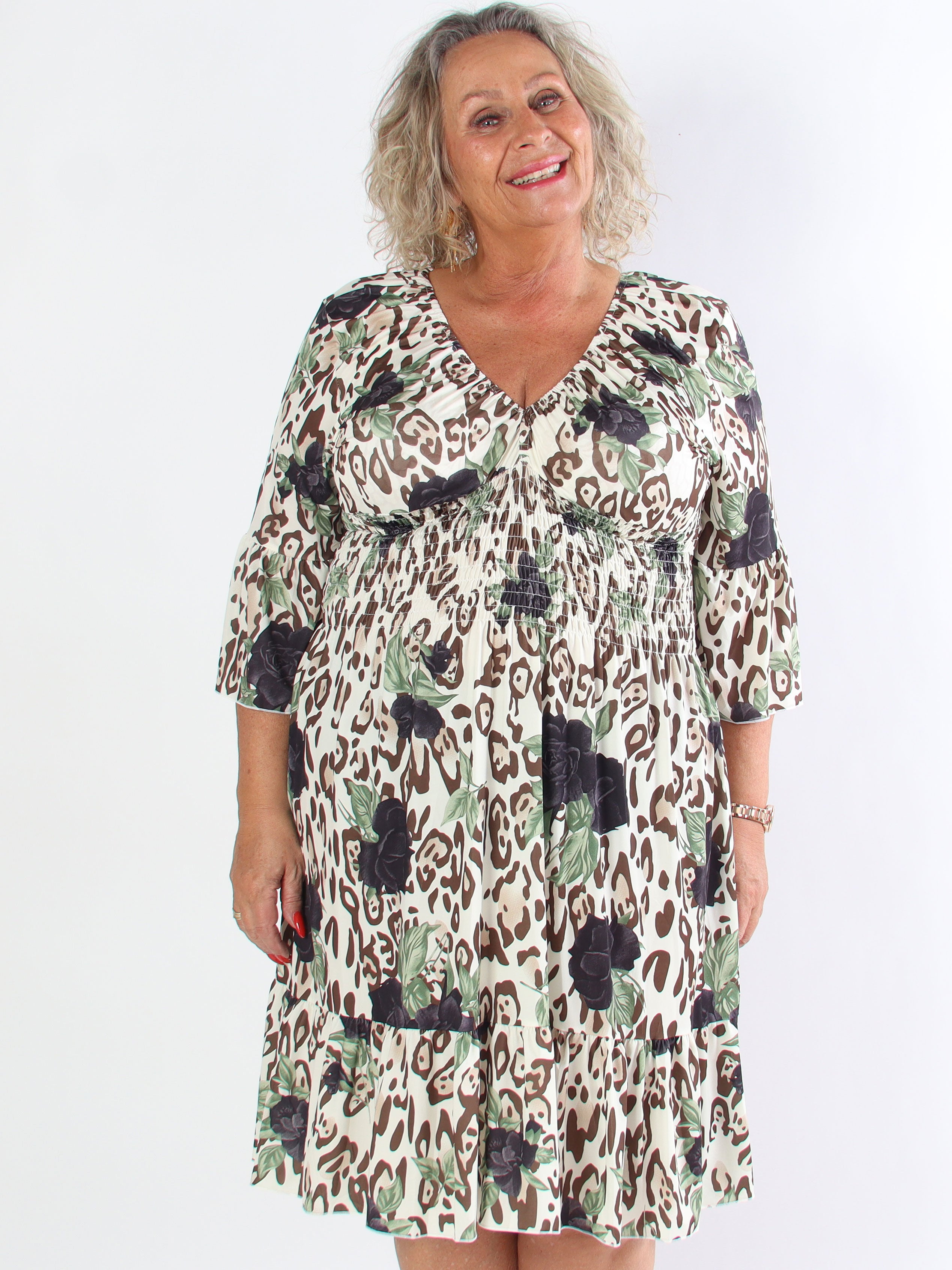 Flora Leo - Sød plus size kjole i elastisk stof og smock i taljen